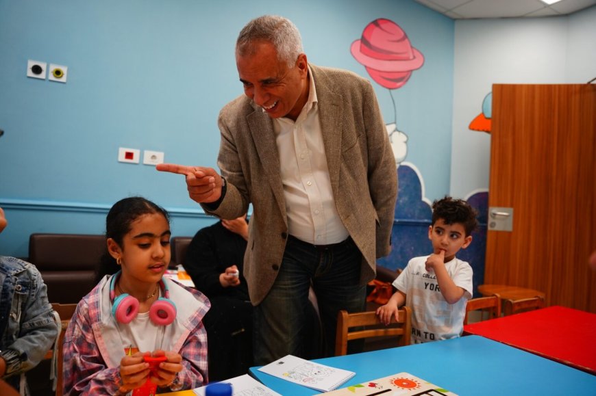 سيد عيسى في زيارة إنسانية إلى مستشفى الناس: «صرح طبي يضاهي مستشفيات إنجلترا وفرنسا»