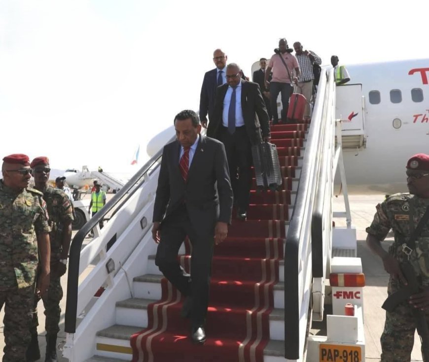 بالصور.. كامل إدريس يصل بورتسودان لأداء اليمين الدستورية رئيسًا لوزراء السودان