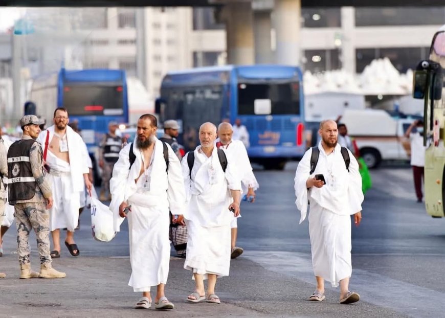 حجاج بيت الله الحرام يتوافدون إلى مشعر منى لقضاء يوم التروية في أجواء روحانية