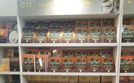 زائر لـجناح رسالة السلام بمعرض الكتاب: مؤلفات الأستاذ علي الشرفاء تركز على المعاملات الحسنة