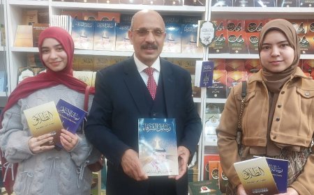 وفد من  طلاب جامعة القاهرة يزور جناح مؤسسة رسالة السلام بمعرض القاهرة الدولي للكتاب