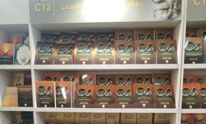 زائر لـجناح رسالة السلام بمعرض الكتاب: مؤلفات الأستاذ علي الشرفاء تركز على المعاملات الحسنة