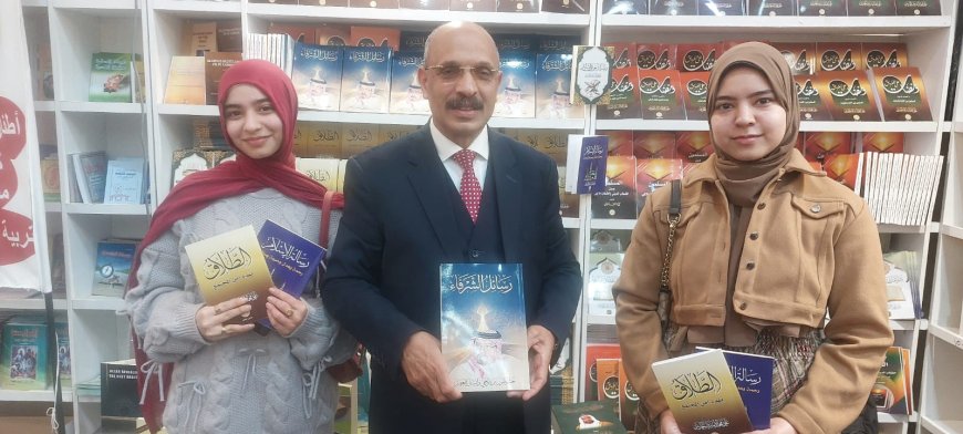 وفد من  طلاب جامعة القاهرة يزور جناح مؤسسة رسالة السلام بمعرض القاهرة الدولي للكتاب