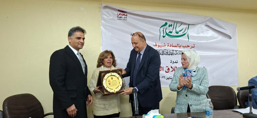 درع التقدير لمن صنعت الأثر .. " رسالة السلام " تكرّم السفيرة مشيرة خطاب | صور