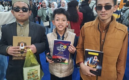 بالصور ..وفد من طلاب تايلاند الدارسين بالأزهر يزون جناح مركز العرب بمعرض الكتاب ويحصلون على نسخ من مؤلفات الشرفاء الحمادي