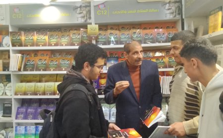 طلاب من كلية الهندسة جامعة قناة السويس يزورون جناح مؤسسة رسالة السلام بمعرض القاهرة الدولي للكتاب