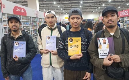 وفد من طلاب الأزهر بإندونيسيا يزور جناح مركز العرب والمركز يهديهم مؤلفات الشرفاء الحمادي