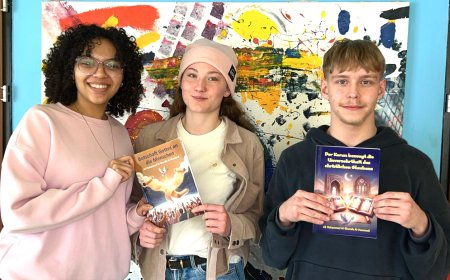 توزيع كتب المفكر على الشرفاء على شباب الجامعات في النمسا