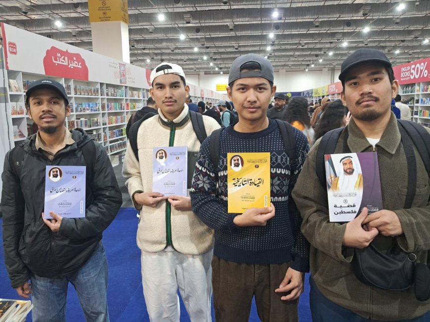 وفد من طلاب الأزهر بإندونيسيا يزور جناح مركز العرب والمركز يهديهم مؤلفات الشرفاء الحمادي