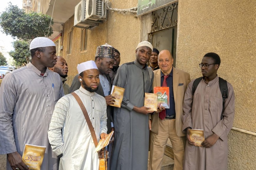 طلاب نيجيريا بالأزهر يشيدون بكتابَي “الطلاق يهدد أمن المجتمع” و“ومضات على الطريق”