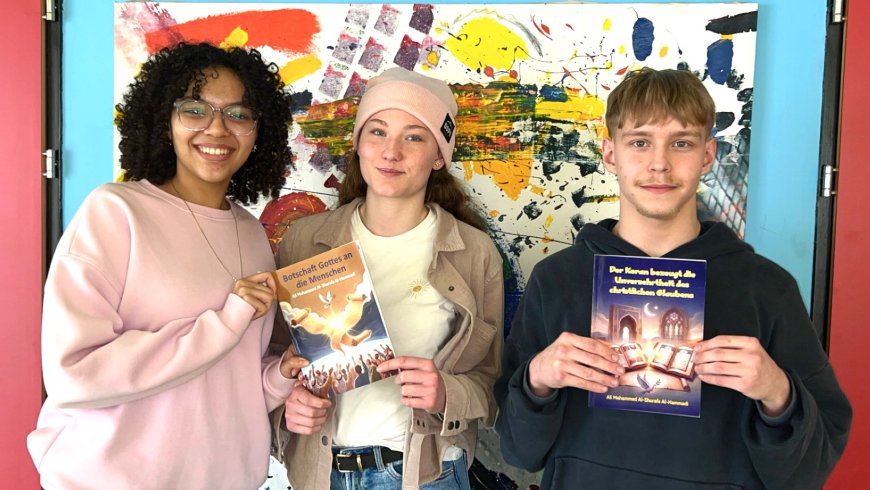 توزيع كتب المفكر على الشرفاء على شباب الجامعات في النمسا