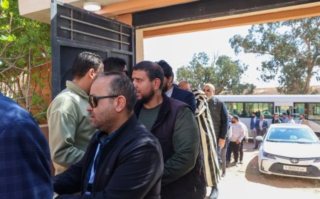 وفد من وزارة الصحة يقدم واجب العزاء ويمنح درع شهيد الواجب للدكتور منصور عقيلة