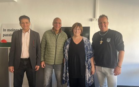 وفد من مكتب رسالة السلام العالمية بالنمسا وشرق أوروبا يزور مقر صحيفة “كلاينه تسايتونج” النمساوية