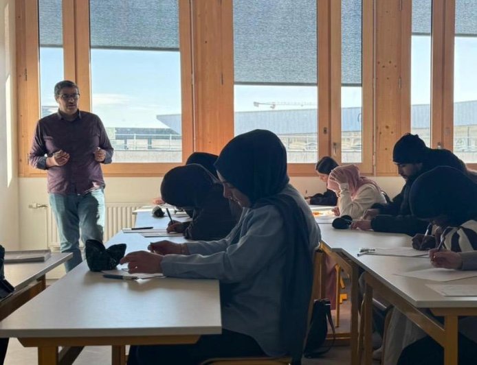 د. شكري الميموني ممثل مؤسسة رسالة السلام  بفرنسا يواصل محاضراته  حول أفكار ورؤى المفكر  علي  الشرفاء