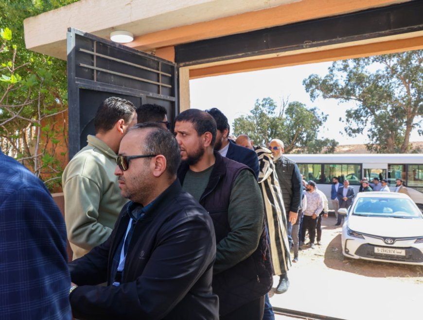 وفد من وزارة الصحة يقدم واجب العزاء ويمنح درع شهيد الواجب للدكتور منصور عقيلة