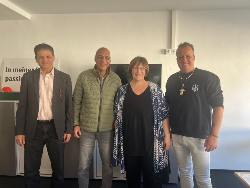 وفد من مكتب رسالة السلام العالمية بالنمسا وشرق أوروبا يزور مقر صحيفة “كلاينه تسايتونج” النمساوية