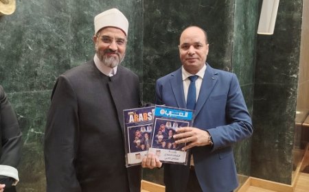 الشريف يهدي مجلة العرب بعنوان رؤية الشرفاء الحمادي للتكامل العربي إلى رئيس دينية النواب