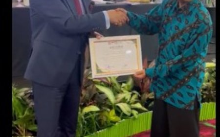 بالفيديو | تكريم الدكتور رضا عبد السلام بدرع مؤسسة الفتح الإندونيسية تقديراً لدوره في دعم الفكر الوسطي