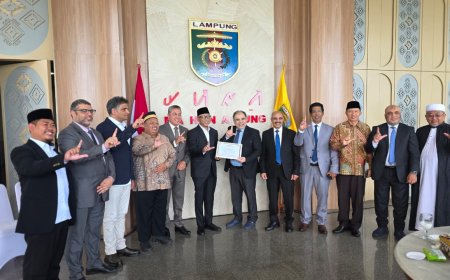 حفاوة كبيرة فى اندونيسيا .. تبادل دروع التكريم بين مؤسسة رسالة السلام ومحافظة لامبونج