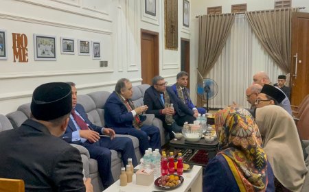 رئيسة جامعة مولانا تستضيف وفد "رسالة السلام" العالمية في منزلها ووسط اسرتها
