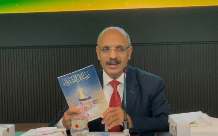 إهداء فكري.. د عبد الراضي رضوان يقدّم «رسائل الشرفاء» لـ مكتبة جامعة مولانا | صور