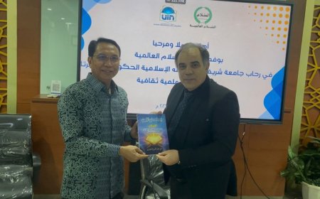 بالصور  إهداء كتب علي الشرفاء لمكتبة جامعة شريف هداية الله الاندونيسية