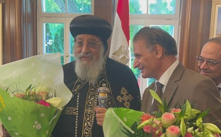 تعليق رائع من البابا تواضروس بعد تسلمه باقة ورد مرسله  من المفكر العربي على الشرفاء