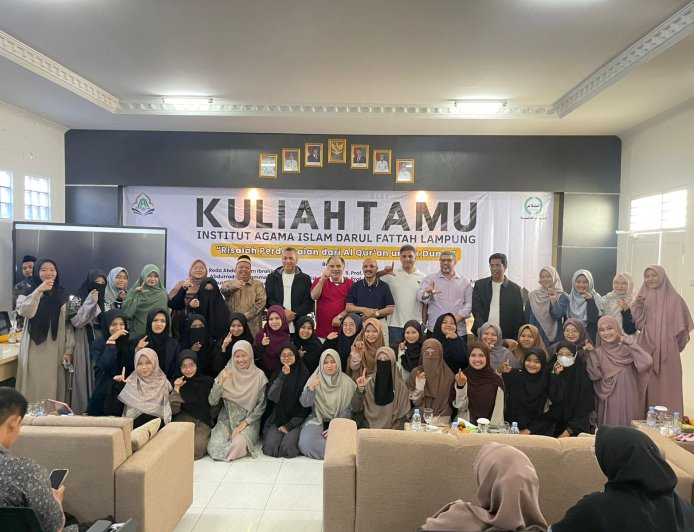 وفد “رسالة السلام” يواصل زيارته لإندونيسيا بندوة طلابية كبري وسط جامعة الفتح