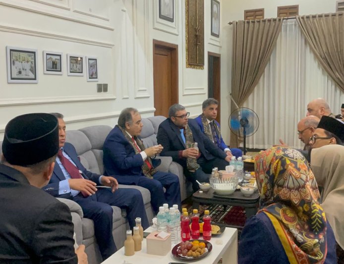 رئيسة جامعة مولانا تستضيف وفد "رسالة السلام" العالمية في منزلها ووسط اسرتها