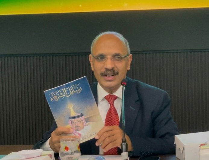 إهداء فكري.. د عبد الراضي رضوان يقدّم «رسائل الشرفاء» لـ مكتبة جامعة مولانا | صور