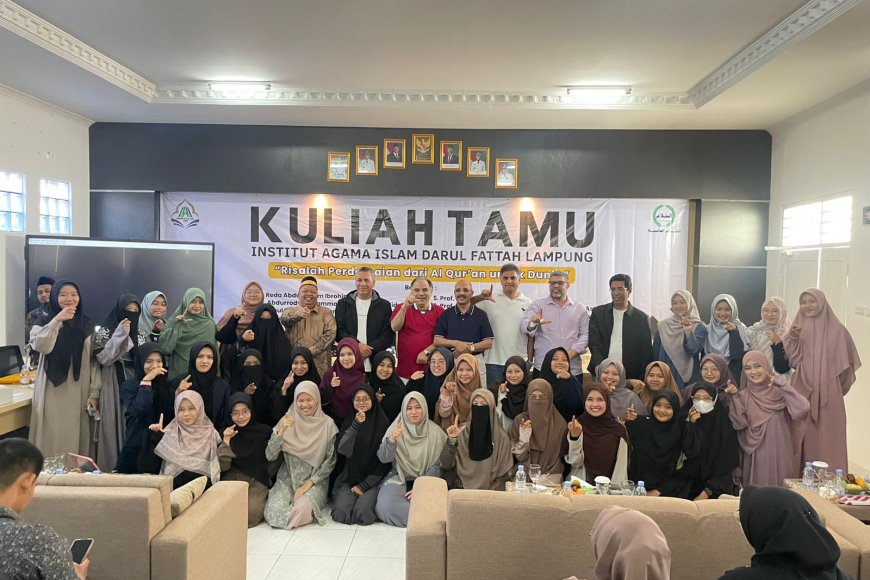 وفد “رسالة السلام” يواصل زيارته لإندونيسيا بندوة طلابية كبري وسط جامعة الفتح