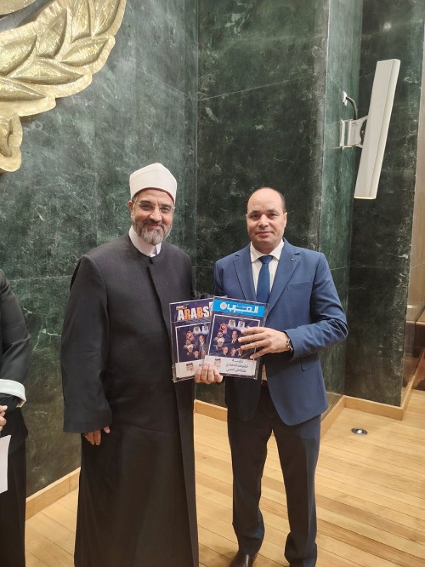 الشريف يهدي مجلة العرب بعنوان رؤية الشرفاء الحمادي للتكامل العربي إلى رئيس دينية النواب
