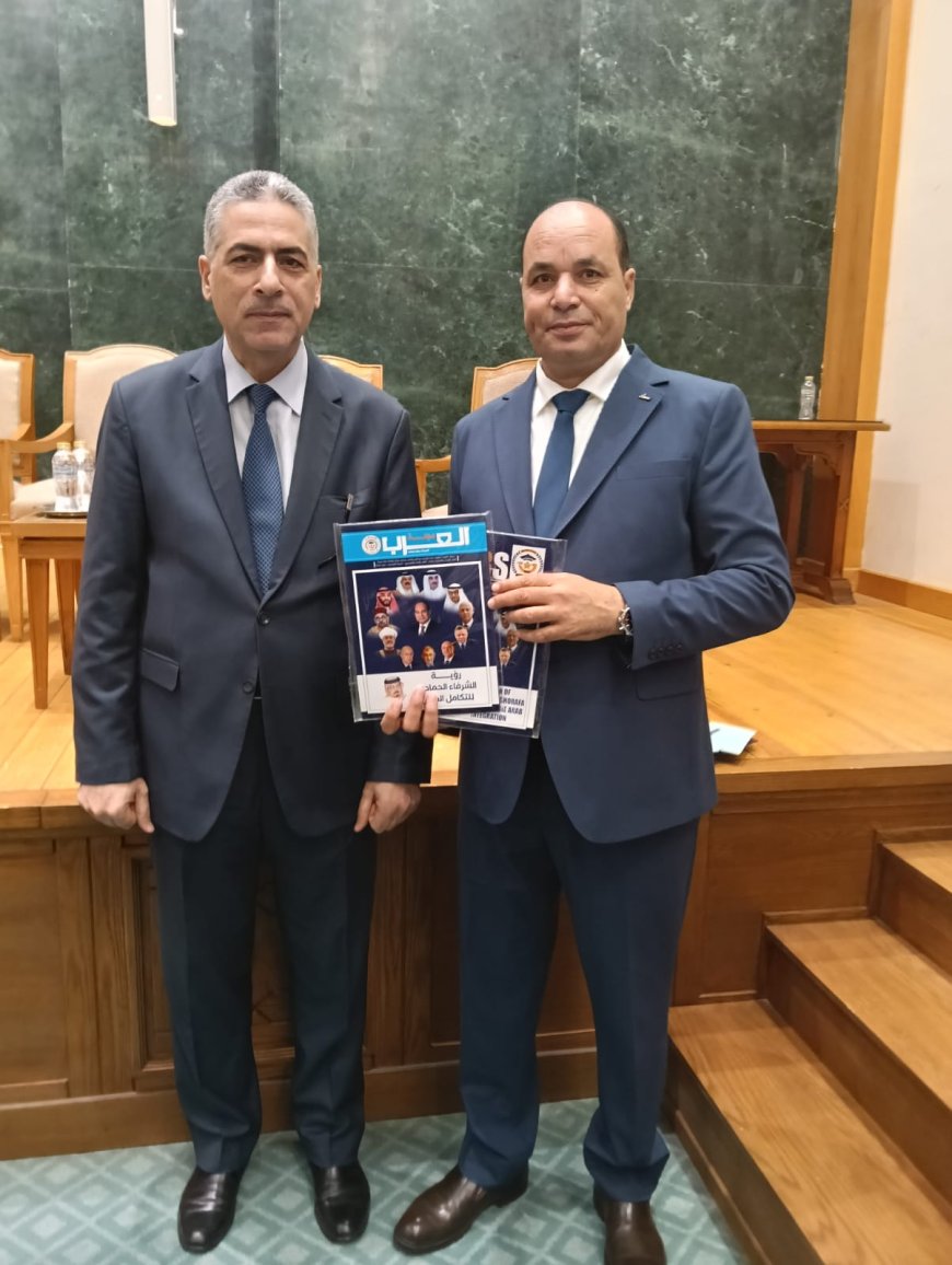 رئيس مركز العرب يهدي عميد إعلام الأكاديمية العربية مؤلفات الشرفاء الحمادي ومجلة العرب الطبعة العربية والدولية