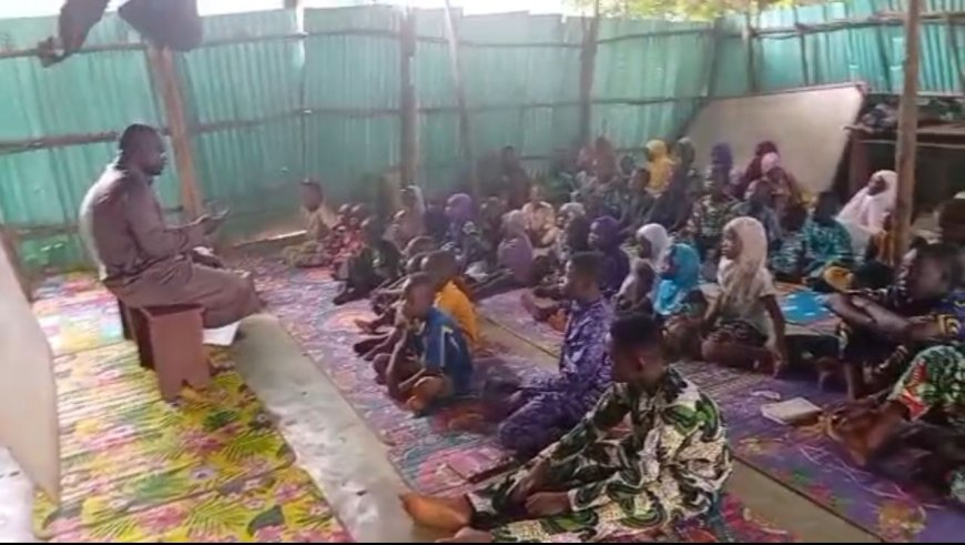 بالفيديو والصور     درس تعليمي فى مسجد  بدولة بنين  عن مقال المفكر على الشرفاء:حين يهجر الإنسان نور الله تشتعل الأرض ظلما وخرابا