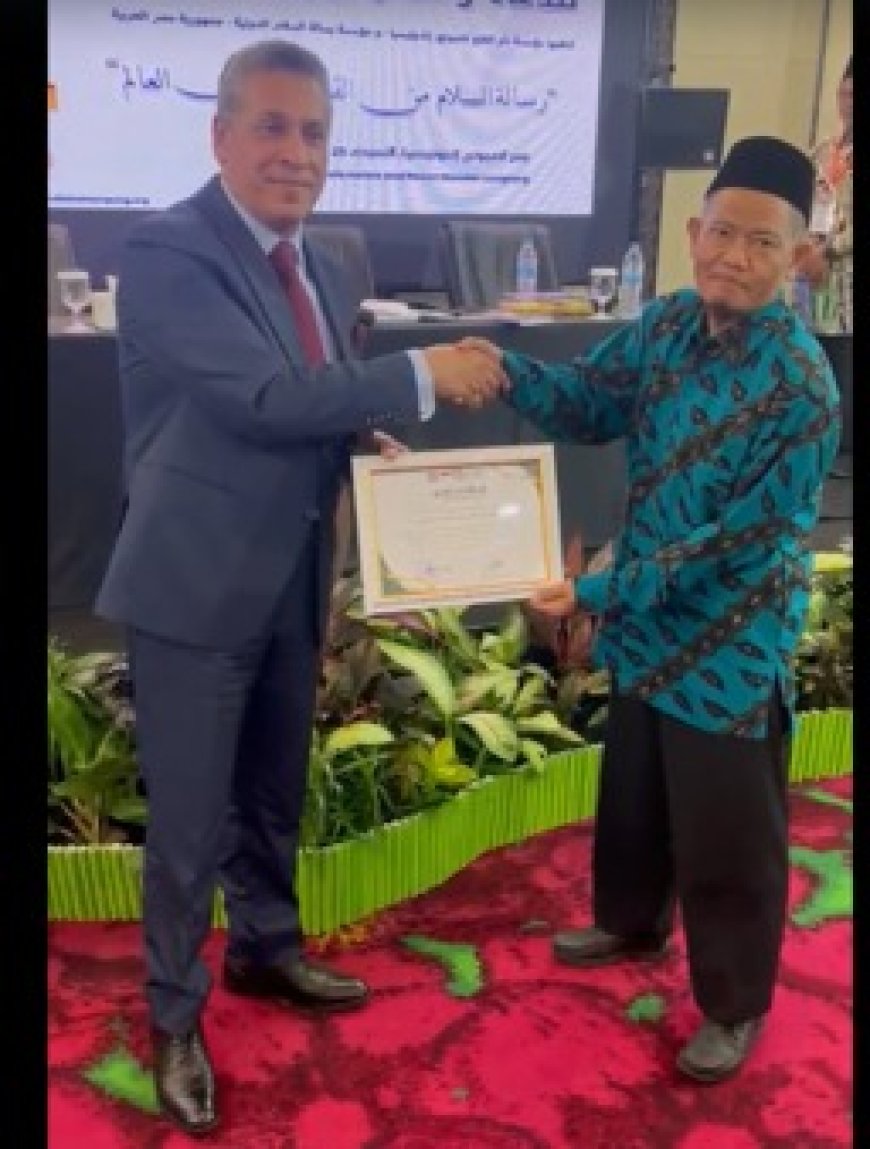 بالفيديو | تكريم الدكتور رضا عبد السلام بدرع مؤسسة الفتح الإندونيسية تقديراً لدوره في دعم الفكر الوسطي