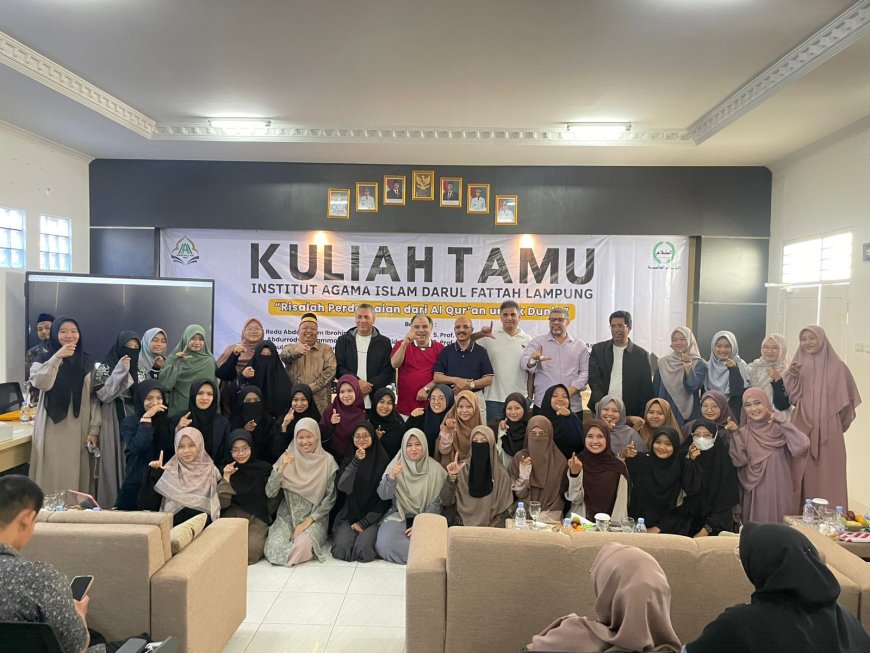 وفد “رسالة السلام” يواصل زيارته لإندونيسيا بندوة طلابية كبري وسط جامعة الفتح