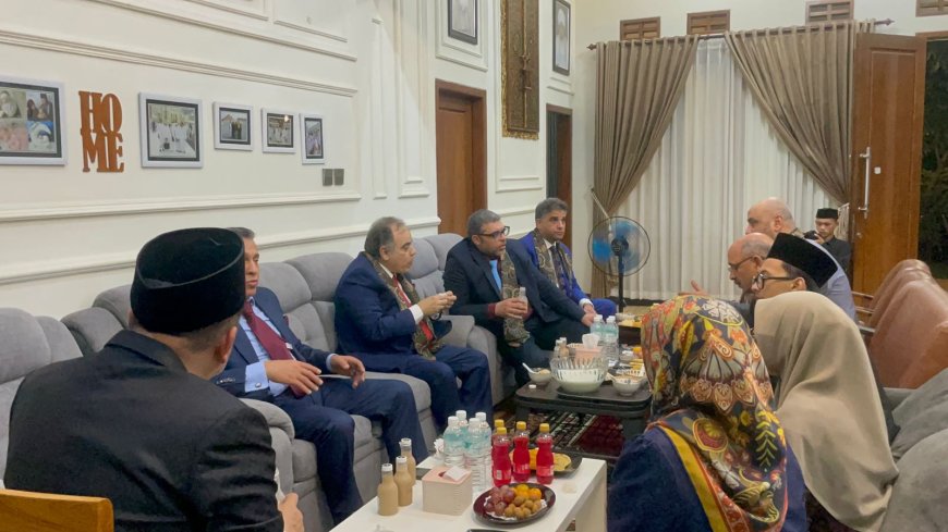 رئيسة جامعة مولانا تستضيف وفد "رسالة السلام" العالمية في منزلها ووسط اسرتها
