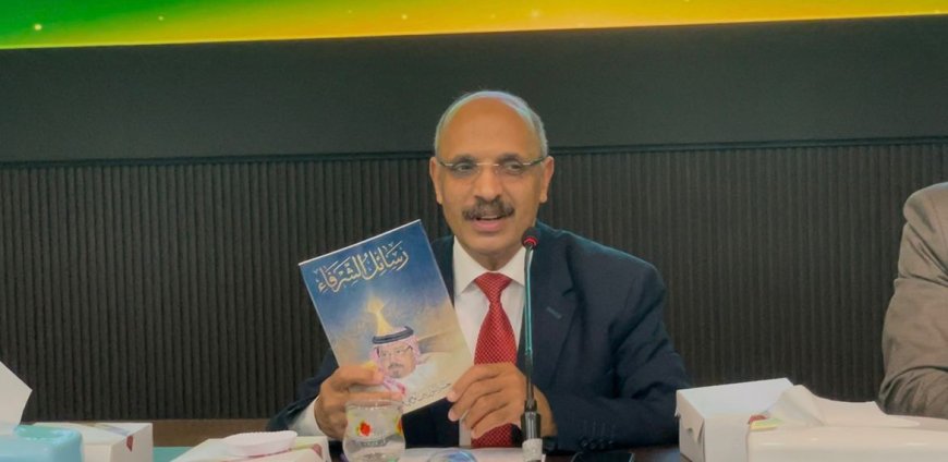 إهداء فكري.. د عبد الراضي رضوان يقدّم «رسائل الشرفاء» لـ مكتبة جامعة مولانا | صور