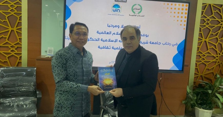 بالصور  إهداء كتب علي الشرفاء لمكتبة جامعة شريف هداية الله الاندونيسية