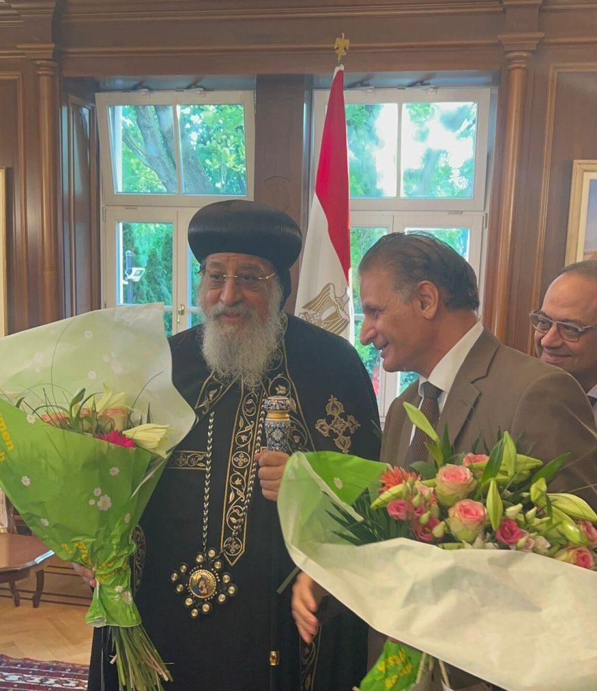 تعليق رائع من البابا تواضروس بعد تسلمه باقة ورد مرسله  من المفكر العربي على الشرفاء