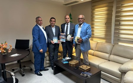 مؤسسة رسالة السلام تهدي مدير إدارة العلوم والبحث العلمي بـ"ألكسو" إصدارات المكتبة الرقمية للشرفاء الحمادي ومركز العرب