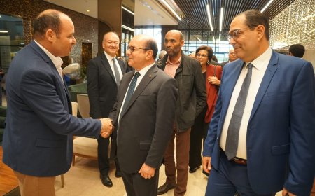 وفد مؤسسة رسالة السلام يلتقي وزير السياحة التونسي والشريف يطلعه على أهداف المؤسسة ومركز العرب