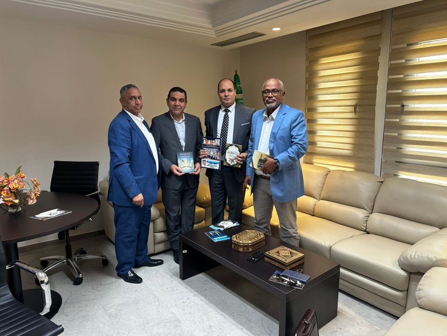 مؤسسة رسالة السلام تهدي مدير إدارة العلوم والبحث العلمي بـ"ألكسو" إصدارات المكتبة الرقمية للشرفاء الحمادي ومركز العرب