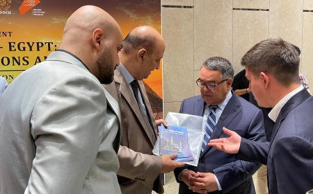 رئيس مجلس أمناء مؤسسة رسالة السلام يهدى نسخا من  كتاب رسالة الإسلام للمفكر على الشرفاء إلى مدير مركز الحضارة الإسلامية بأوزبكستان