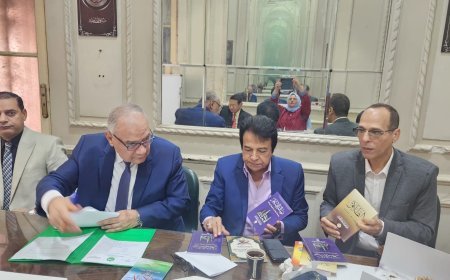 إهداء مؤلفات المفكر علي محمد الشرفاء الحمادي فى  مركز البحوث والدراسات العربية