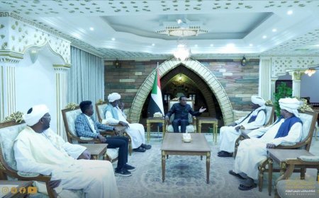 رئيس الوزراء يلتقي رئيس المجلس الأعلى لنظارات البجا والعموديات بالخرطوم