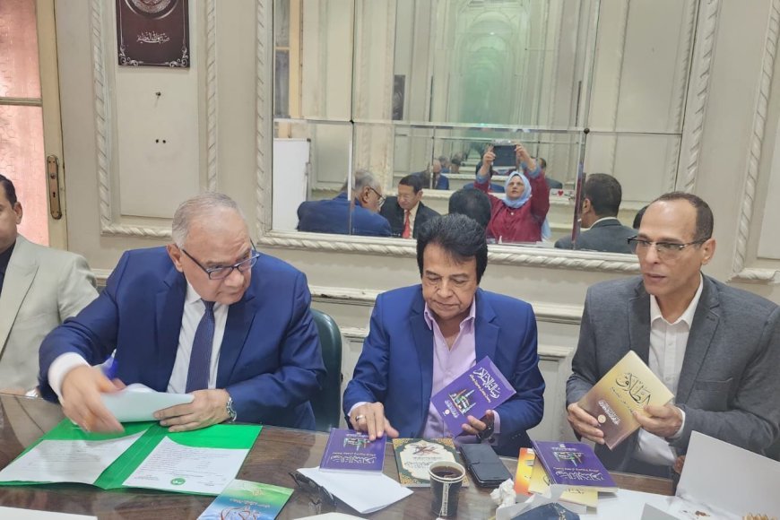 إهداء مؤلفات المفكر علي محمد الشرفاء الحمادي فى  مركز البحوث والدراسات العربية