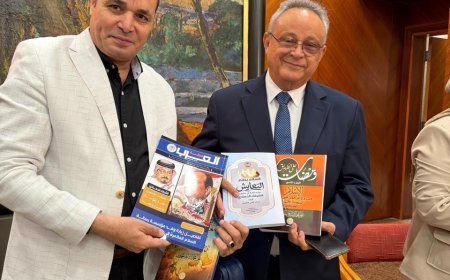 اهداء مؤلفات المفكر على الشرفاء لمدير مكتبة الإسكندرية