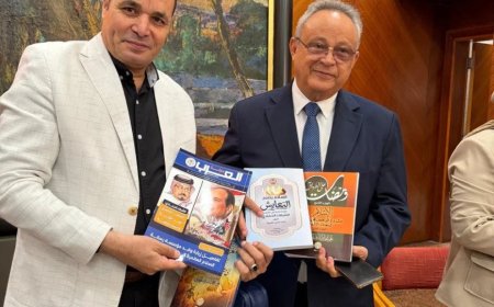 إهداء مدير مكتبة الإسكندرية أعدادا من مجلة «العرب» بنسختيها العربية والدولية