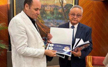 مدير المكتبة الرقمية للشرفاء الحمادي يهدي شهادة المكتبة لرئيس مكتبة الإسكندرية